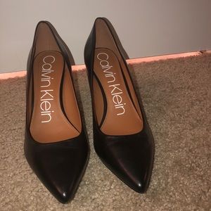 BLACK CALVIN KLEIN GAYLE POINTED-TOE PUMPS